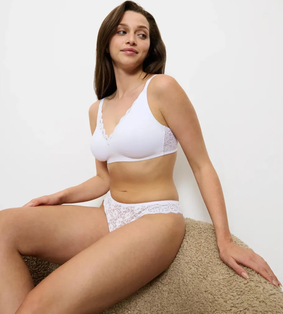 String, Brazilian>Triumph AMOURETTE White